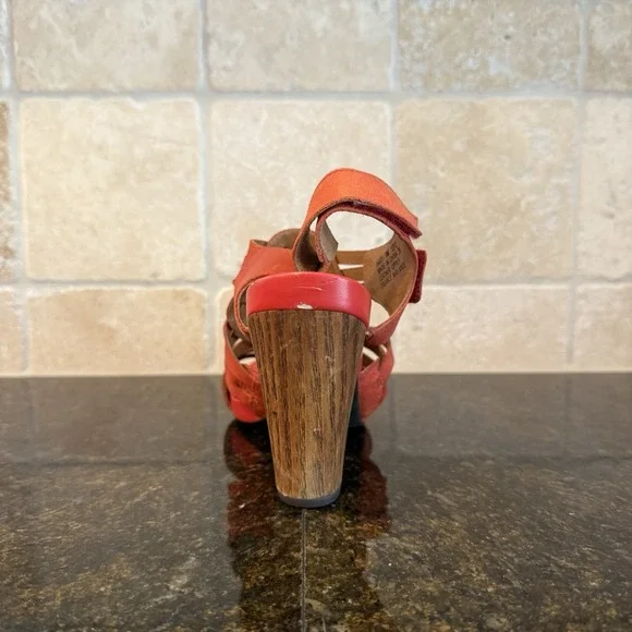 Clarks Red Woven Sandals - Picture 4 of 14